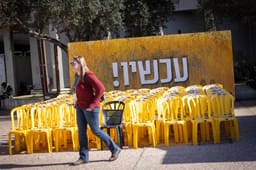 "Now!" Protest for the hostages.