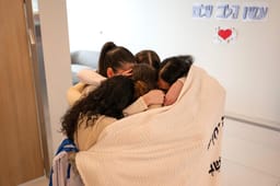 5 of the released hostages reunited together