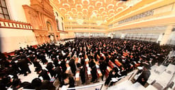 Hasidim learn and pray for the recovery of the Vizhnitz Rebbe
