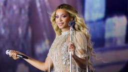 Beyoncé performing