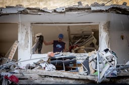 Ballsitic missile causes damage to Tel Aviv apartment, June 2025