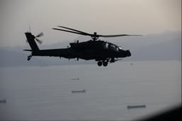 US Apache flies over Strait of Hormuz, April 17, 2026