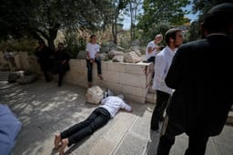 national religious Jews pray at the Temple Mount