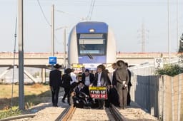 Peleg protesters block Ganot train