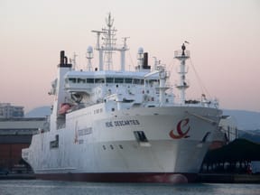 Submarine cable layer ship