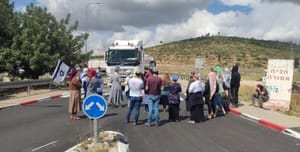 Aid trucks blocked by protesters