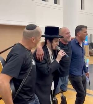 Motti Steinmetz comforts IDF vet