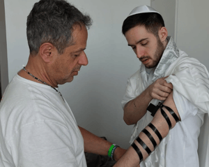 Omer Shem Tov donning tefillin