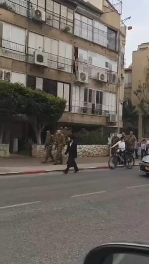 Soldiers passing by in Bnei Brak.