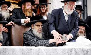 The Satmar Rebbe giving out money