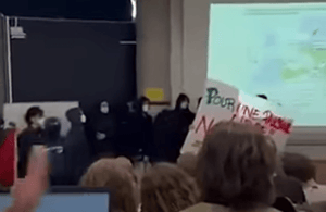 Screenshot from the video of protesters interrupting and forcing Fabrice Balanche to leave a lecture