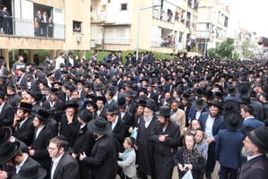 Ultra-Orthodox at the funeral of Rabbi Chaim Kanievsky ztzl