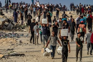 Palestinians returning home with aid.