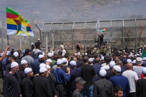 ruze residents protest near the Israeli-Syrian border fence in solidarity with their community in Syria, in Majdal Shams, July 16, 2025.
