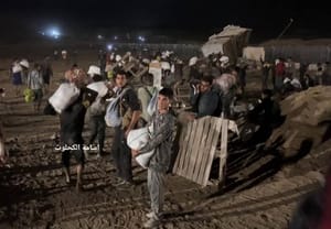 Gazans collecting aid in the Strip