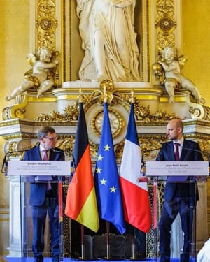 German Foreign Minister alongside his French counterpar
