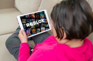 Girl plays Roblox