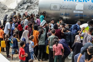 Gazans at aid distribution 