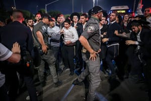 Haredim protesting the arrest of a yeshiva student