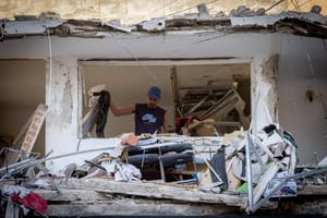 Ballsitic missile causes damage to Tel Aviv apartment, June 2025