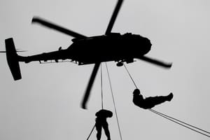 US Army practises rapelling