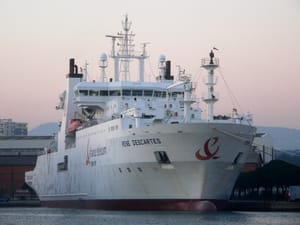 Submarine cable layer ship