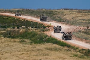 IDF self-propelled artillery vehicles near israel-Lebanon border