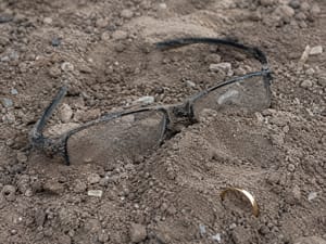 Dirt on the glasses can save the marriage. Illustration.
