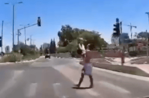 Man Filmed Trying to Abduct Young Girl in Petah Tikva 
