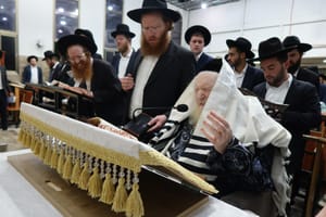 Rabbi Moshe Sternbuch Leads Emotional Selichot Service in Beit Shemesh