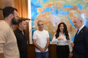 Netanyahu with the rescuers from the flight