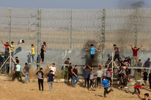 Hamas operative approaches the Gaza border fence armed (Photo: Abed Katib Rahim/Flash90)