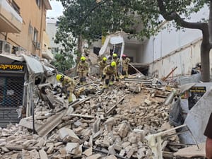 Extensive searches following building collapse in Tel Aviv