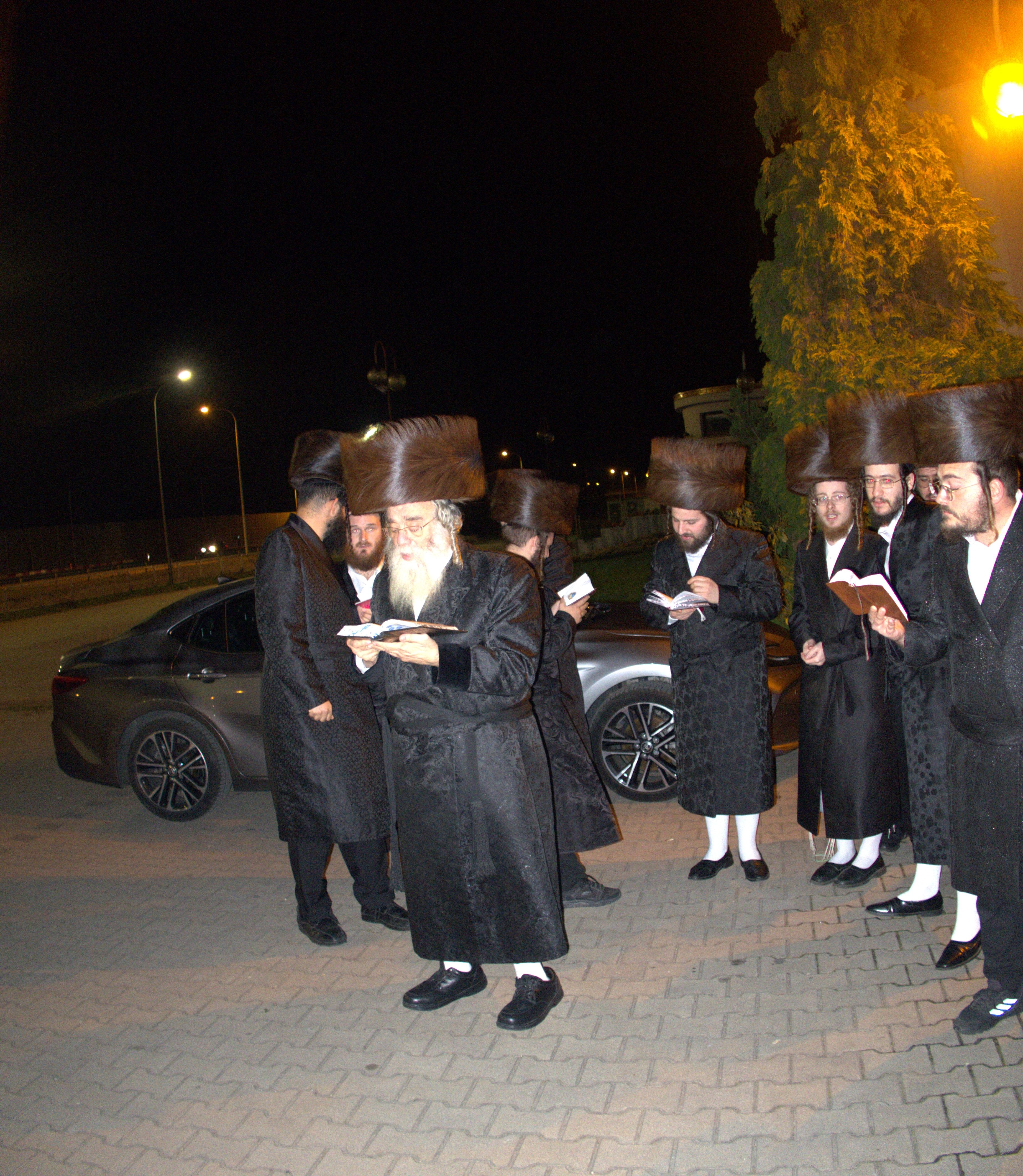 The Admor of Shidlovtza on pilgrimage in Poland