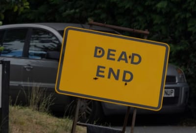 British Council Apologizes for "Dead End" Sign Placed Near Cemetery