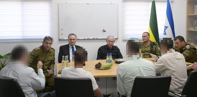 Netanyahu Meets Shin Bet Operatives After Daring Gaza City Raid