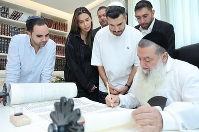 Rabbi Yigal Kahane Praises Israeli Musicians for Donating Torah Scroll