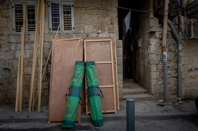 Man Falls From Ladder Building Sukkah in Bnei Brak, Evacuated to Hospital