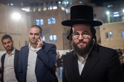 Rav Dovid Leibel Comforts HaTzibur HaCharedi Candidate Hours after the Rav's Grandson's Death