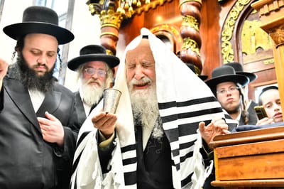The Amshinover Rebbe with his son, Rav Moshe