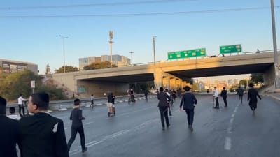Exteremist Chareidi Protesters Block Highway 4 after Yeshiva Bochur Arrested 