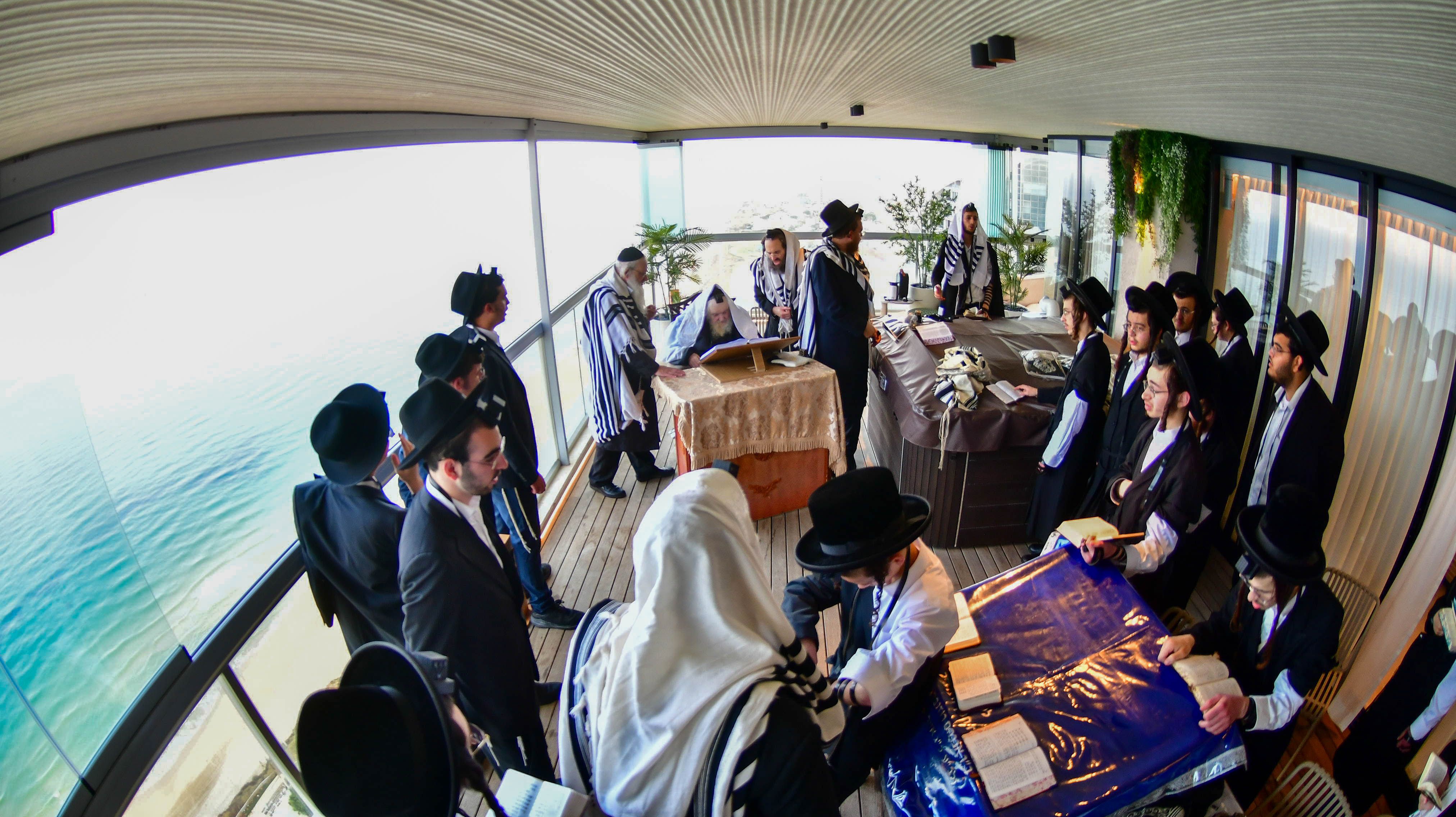 HaRav Moshe Sternbuch shlita davening Shacharis in Netanya