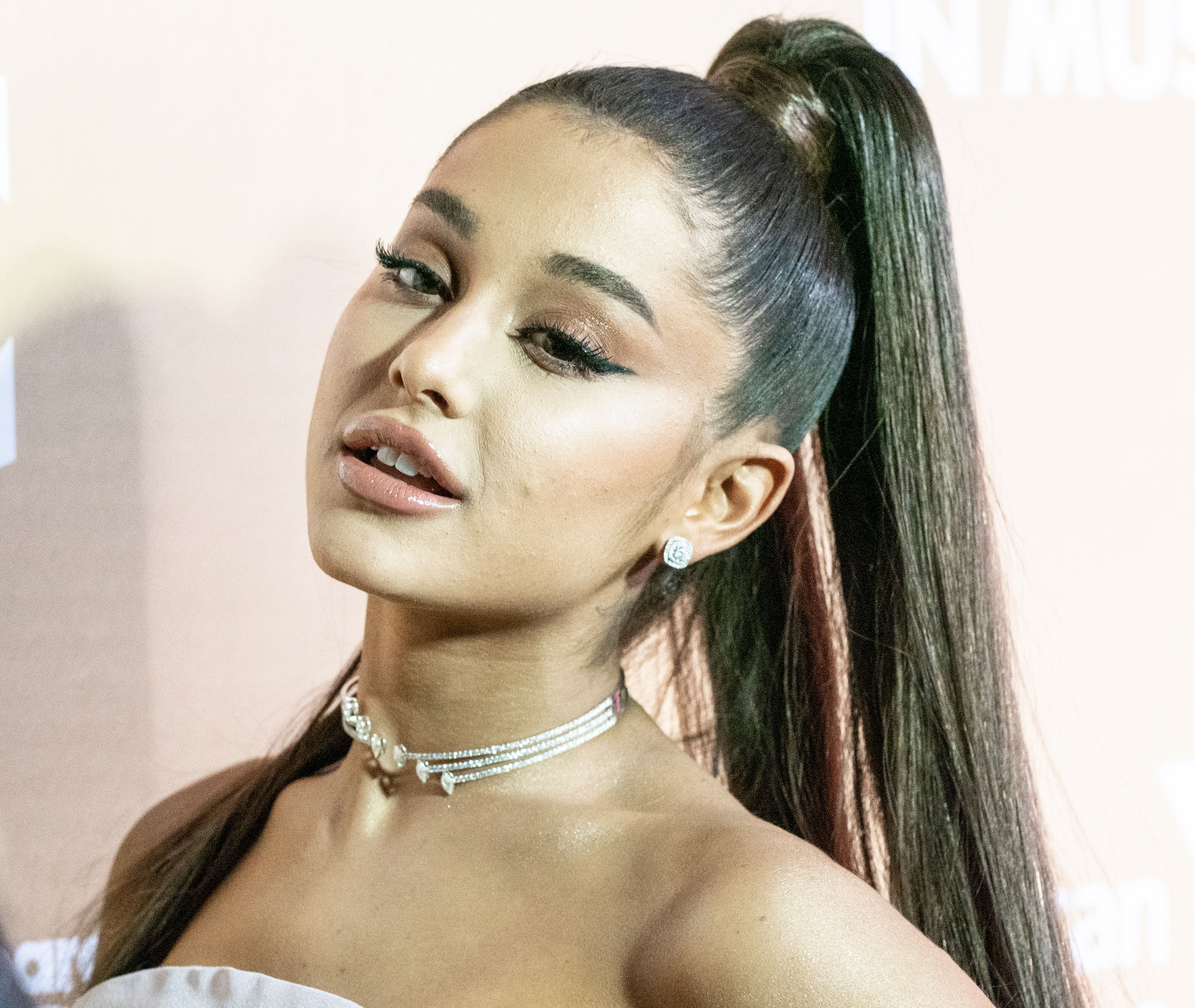 Ariana Grande on pose