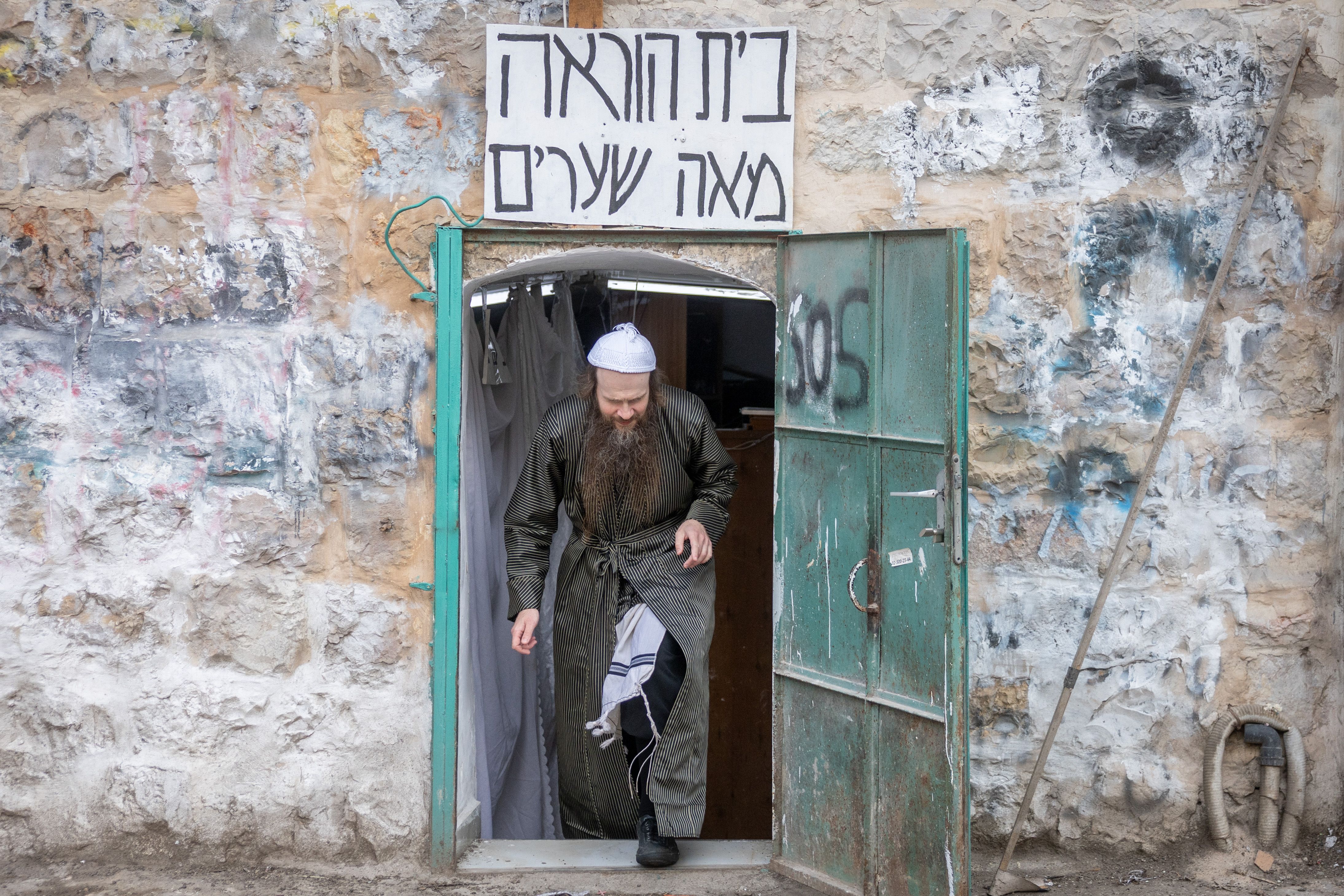 Rav Teitelbaum in the kannoim beis horaah in Mea Shearim