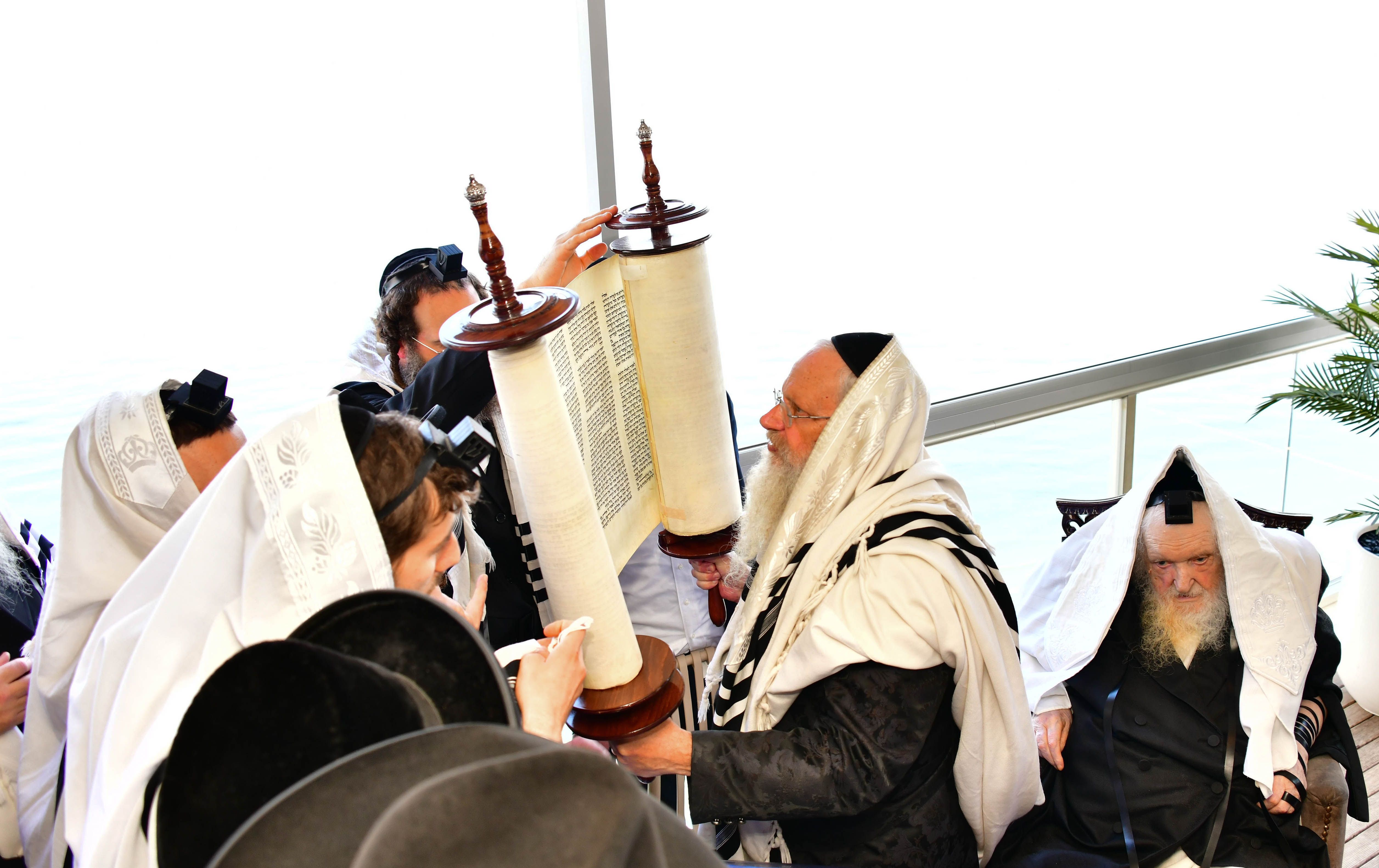 HaRav Moshe Sternbuch shlita davening Shacharis in Netanya