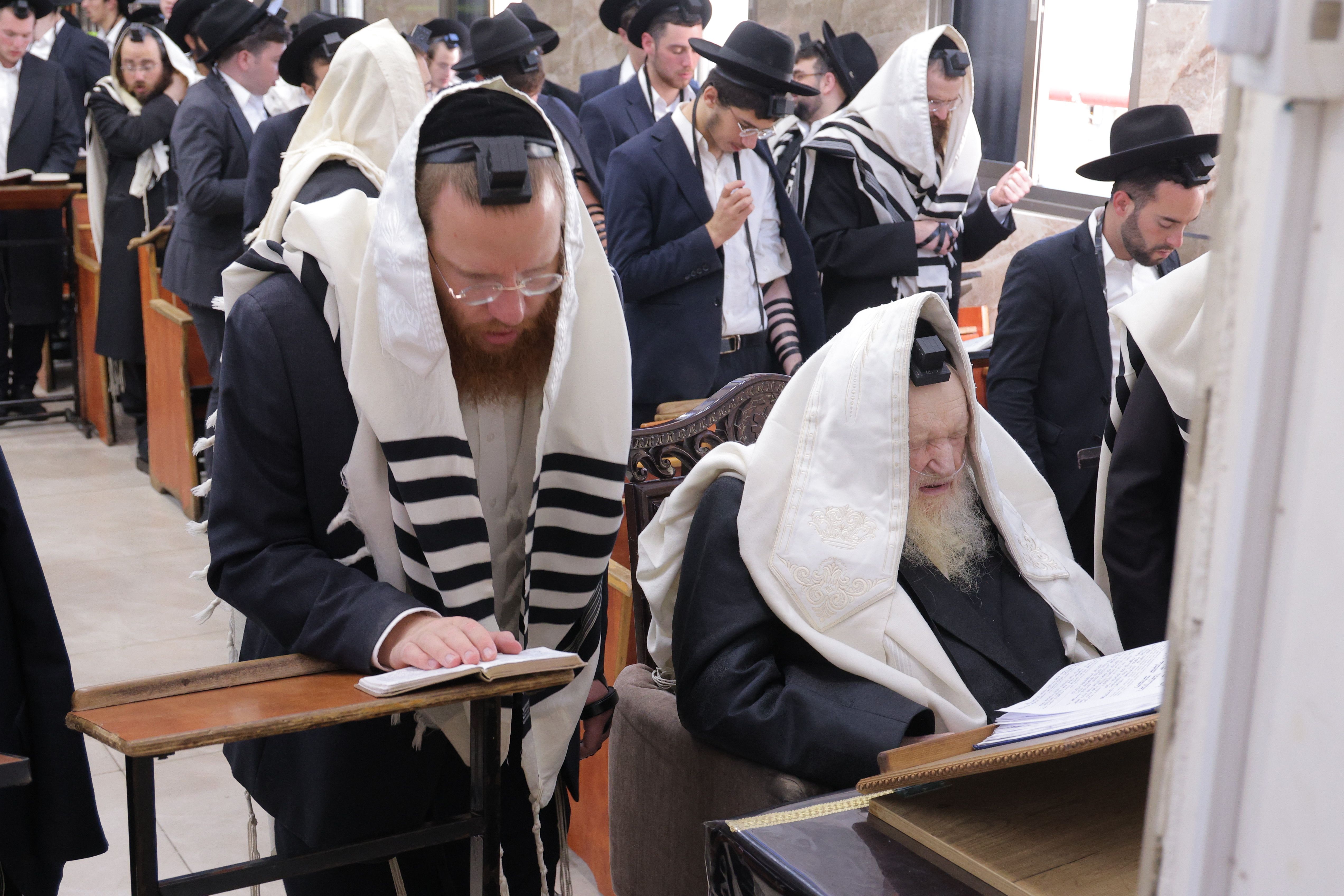 Rabbi Moshe Sternbuch Leads Emotional Slichos Service in Beit Shemesh