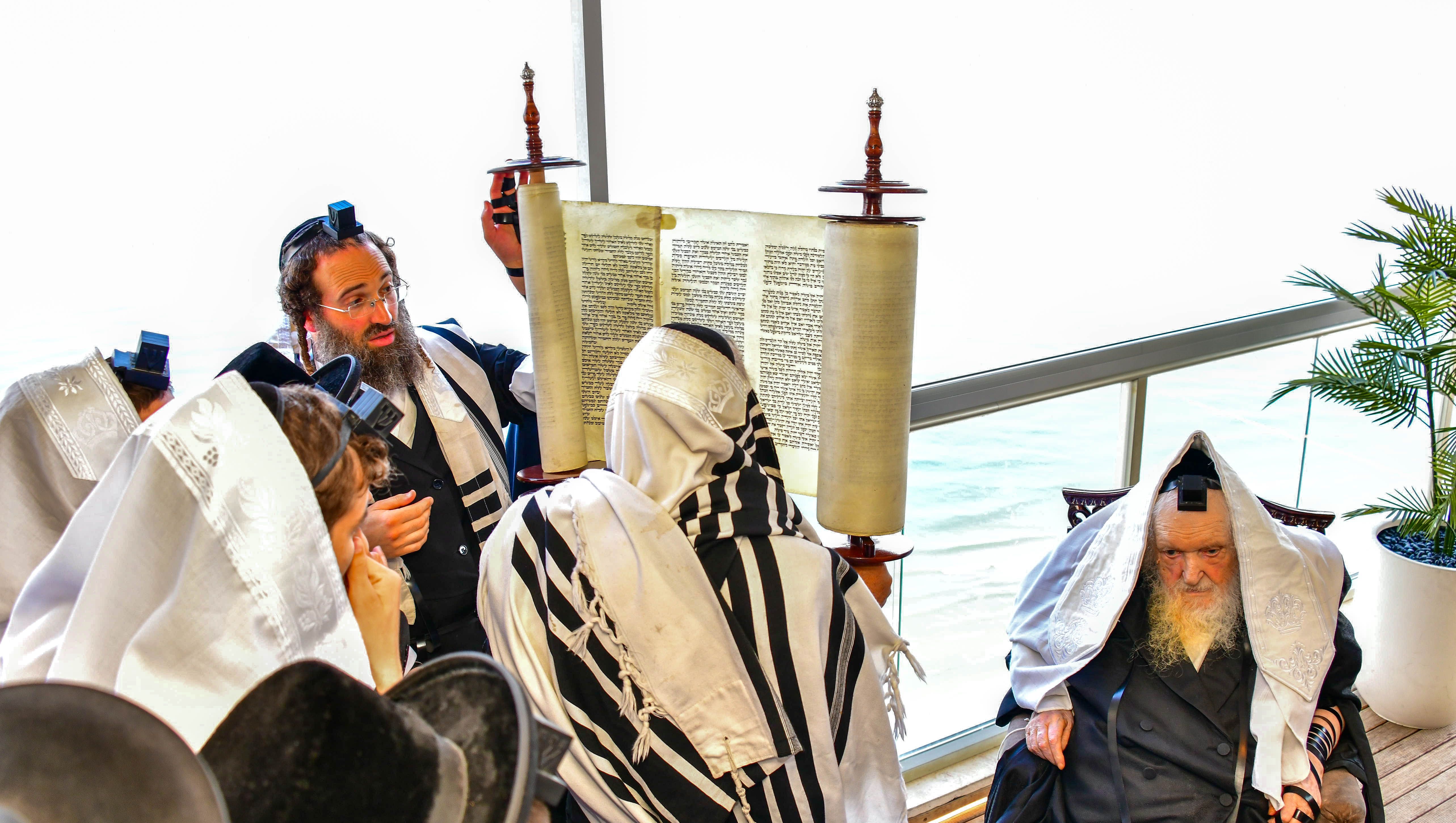 HaRav Moshe Sternbuch shlita davening Shacharis in Netanya