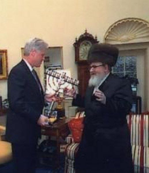 Skverer Rebbe visists Bill Clinton