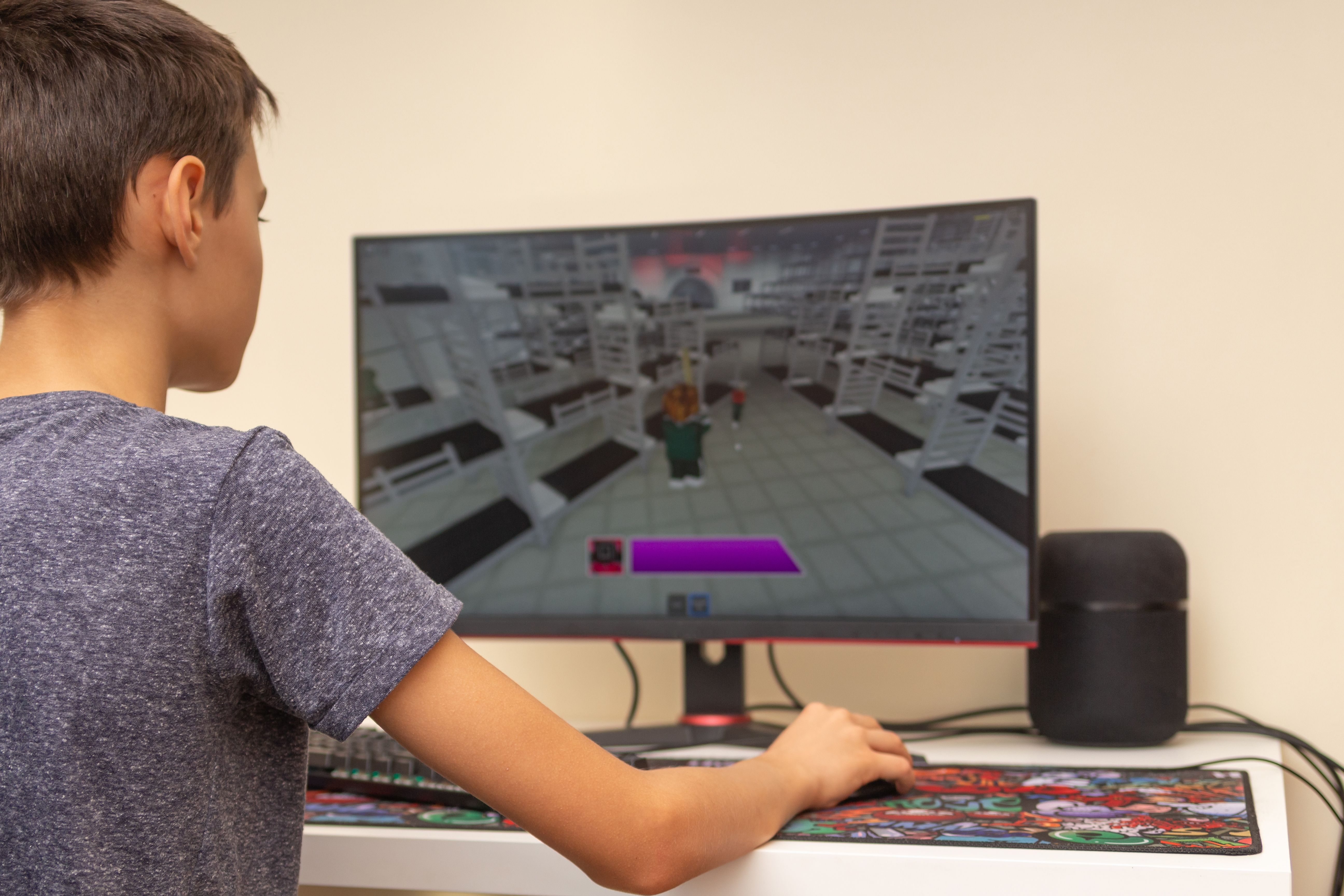 Boy plays connected do Discord