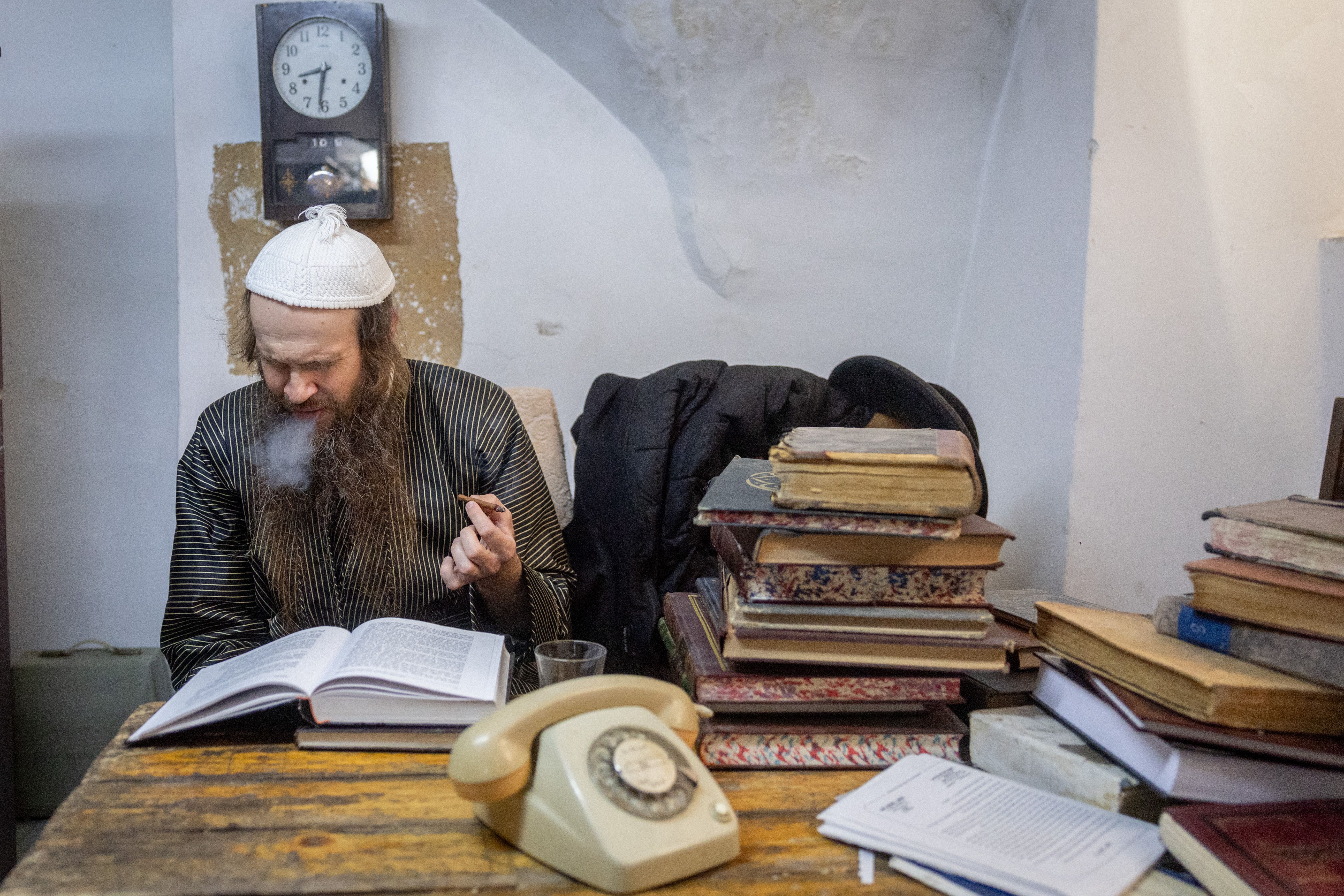 Rav Teitelbaum in the kannoim beis horaah in Mea Shearim